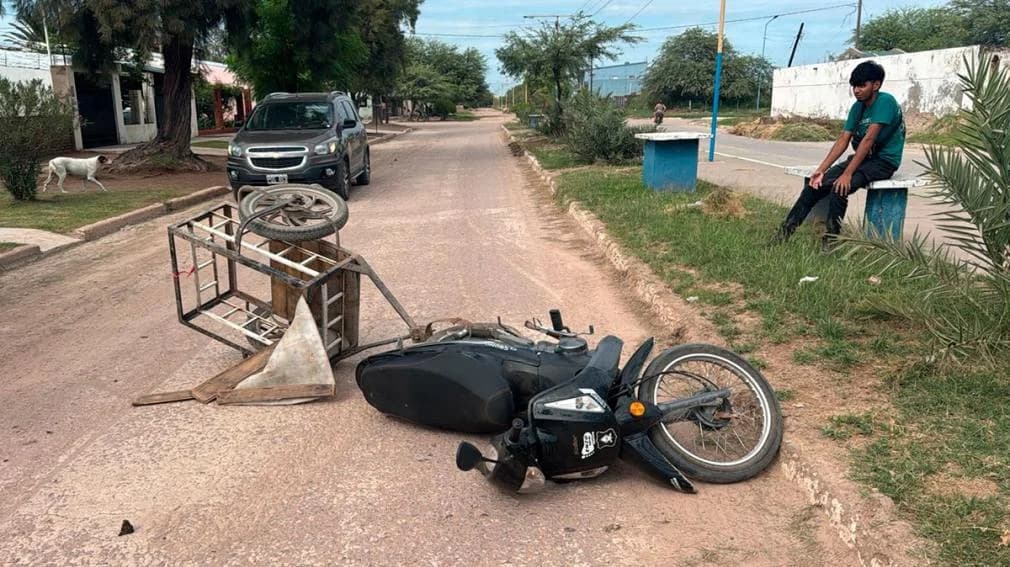 Un repartidor fue atacado por perros y terminó herido al derrapar en plena avenida