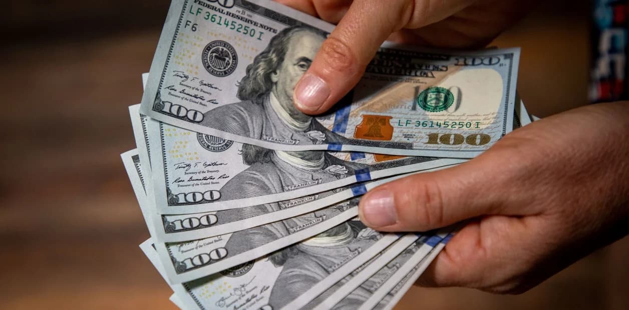 El dólar minorista perforó los $ 1.400 y marcó el precio más bajo en cuatro meses